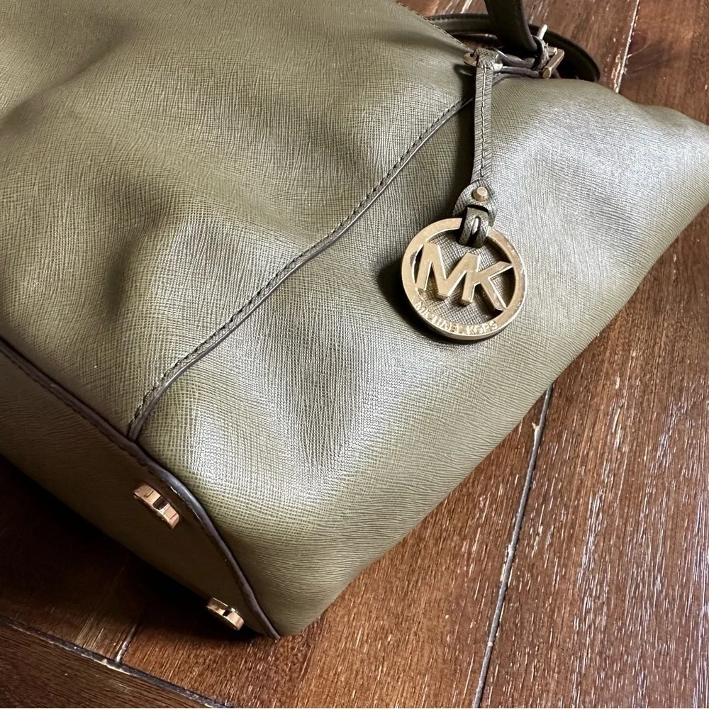 Michael Kors jet set tote bag
